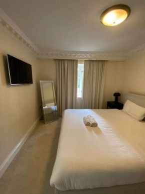 Newly refurbished apartment, near station & river